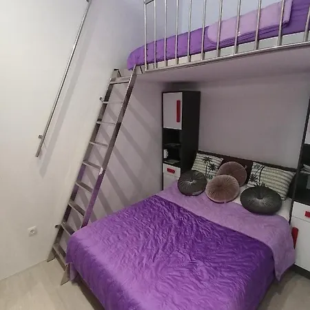 Rose By The & Tennis Courts דירה