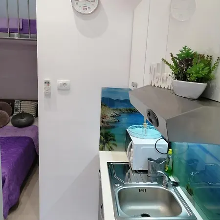 Rose By The & Tennis Courts דירה