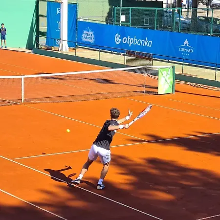 Rose By The & Tennis Courts דירה