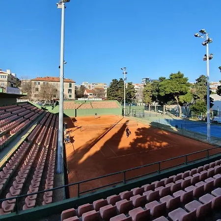 Rose By The & Tennis Courts דירה