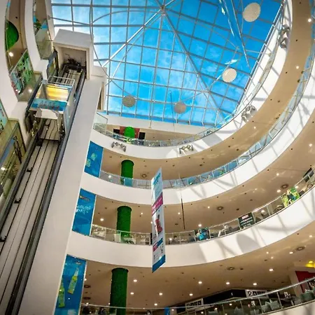 Rose By The & Tennis Courts דירה