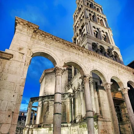 Rose By The & Tennis Courts * ספליט