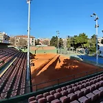 Rose By The & Tennis Courts דירה