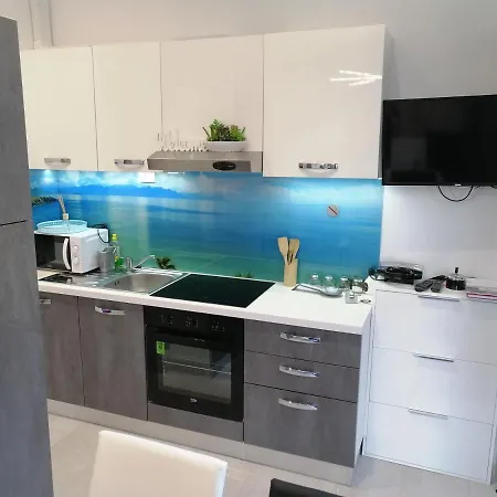 Rose By The & Tennis Courts * Split