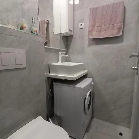 Rose By The & Tennis Courts * Split