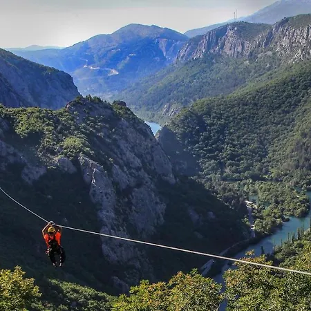 Rose By The & Tennis Courts Apartmán *